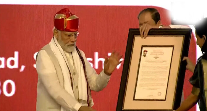 लोक मान्य तिलक नेशनल अवार्ड से सम्मानित हुए पीएम मोदी, पुरस्कार की राशि नमामि गंगे को समर्पित