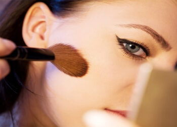 बढ़ती उम्र के साथ भी दिखना चाहती हैं जवां, तो मेकअप करते समय न करें ये छोटी-छोटी गलतियां