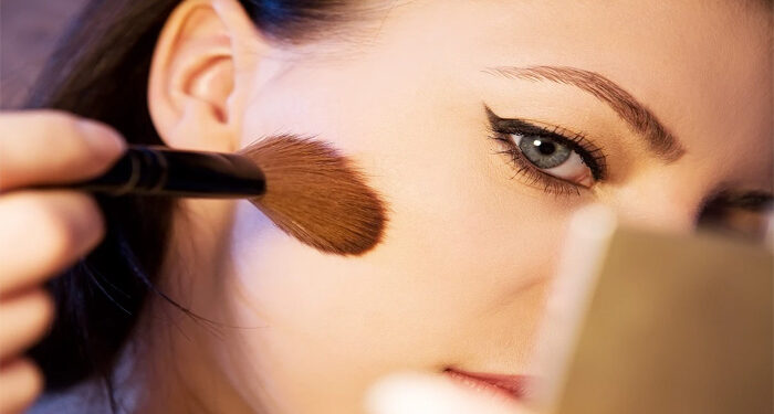 बढ़ती उम्र के साथ भी दिखना चाहती हैं जवां, तो मेकअप करते समय न करें ये छोटी-छोटी गलतियां