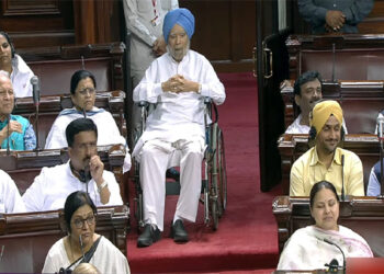 राज्यसभा में व्हीलचेयर पर पहुंचे पूर्व पीएम मनमोहन सिंह, BJP ने बताया बेहद शर्मनाक