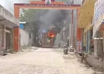 दिल्ली-मेरठ मार्ग पर हाईटेंशन लाइन से ट्रक में लगी आग, चालक व परिचालक की मौके पर मौत