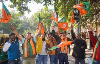 बीजेपी को मिली प्रचंड जीत से पार्टी मुख्यालय में जश्न का माहौल