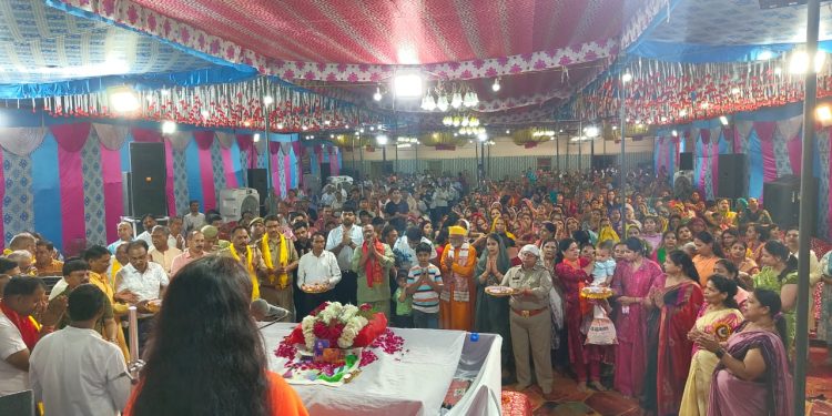 डीजेजेएस द्वारा आयोजित कथा में श्रद्धालुओं ने मनाई भक्ति के रंगों की होली।