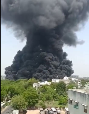 गुजरात के अहमदाबाद में एयर इंडिया का एक यात्री विमान दुर्घटनाग्रस्त हो गया। विमान में 242 लोग सवार थे