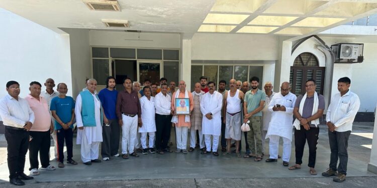 विश्व ब्राह्मण संघ भारत में राष्ट्रीय सचिव रहे सत्यनारायण कौशिक की अस्थियां गंगा में विसर्जन को लेकर कौशिक परिवार संग गढ़मुक्तेश्वर पहुंचे- चैयरमेन पंडित रविकांत शर्मा